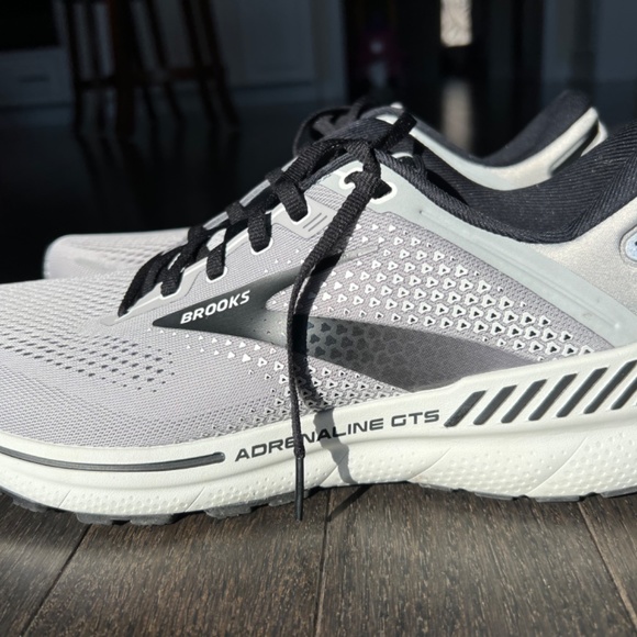 Brooks Adrenaline GTS 22 - Picture 3 of 3